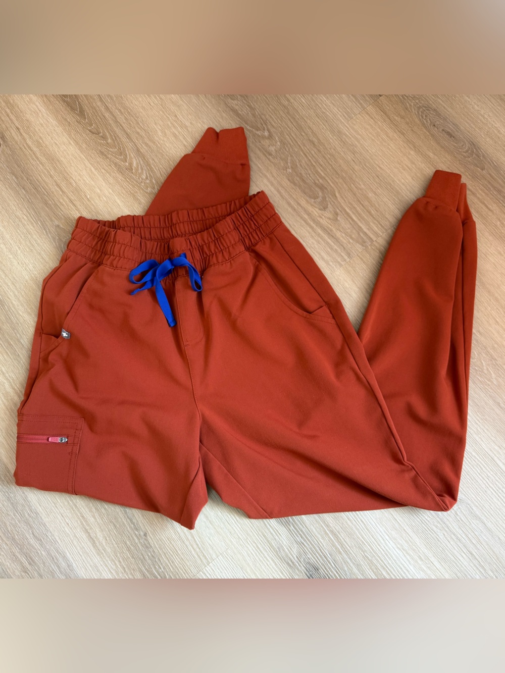 FIGS auburn set small HW Zamora joggers and XS Catarina top